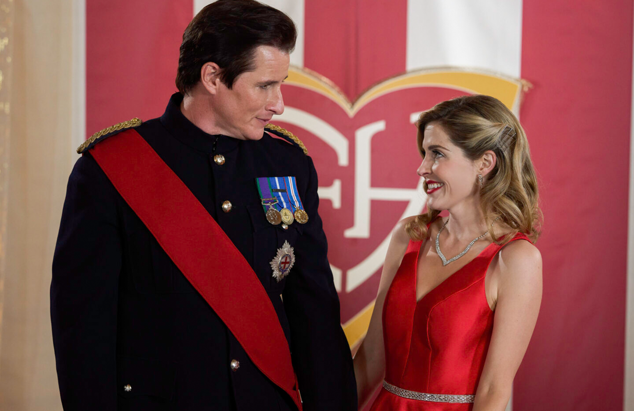  Jen Lilley and Brendan Fehr in Royally Wrapped for Christmas (Photo: GAC Family)