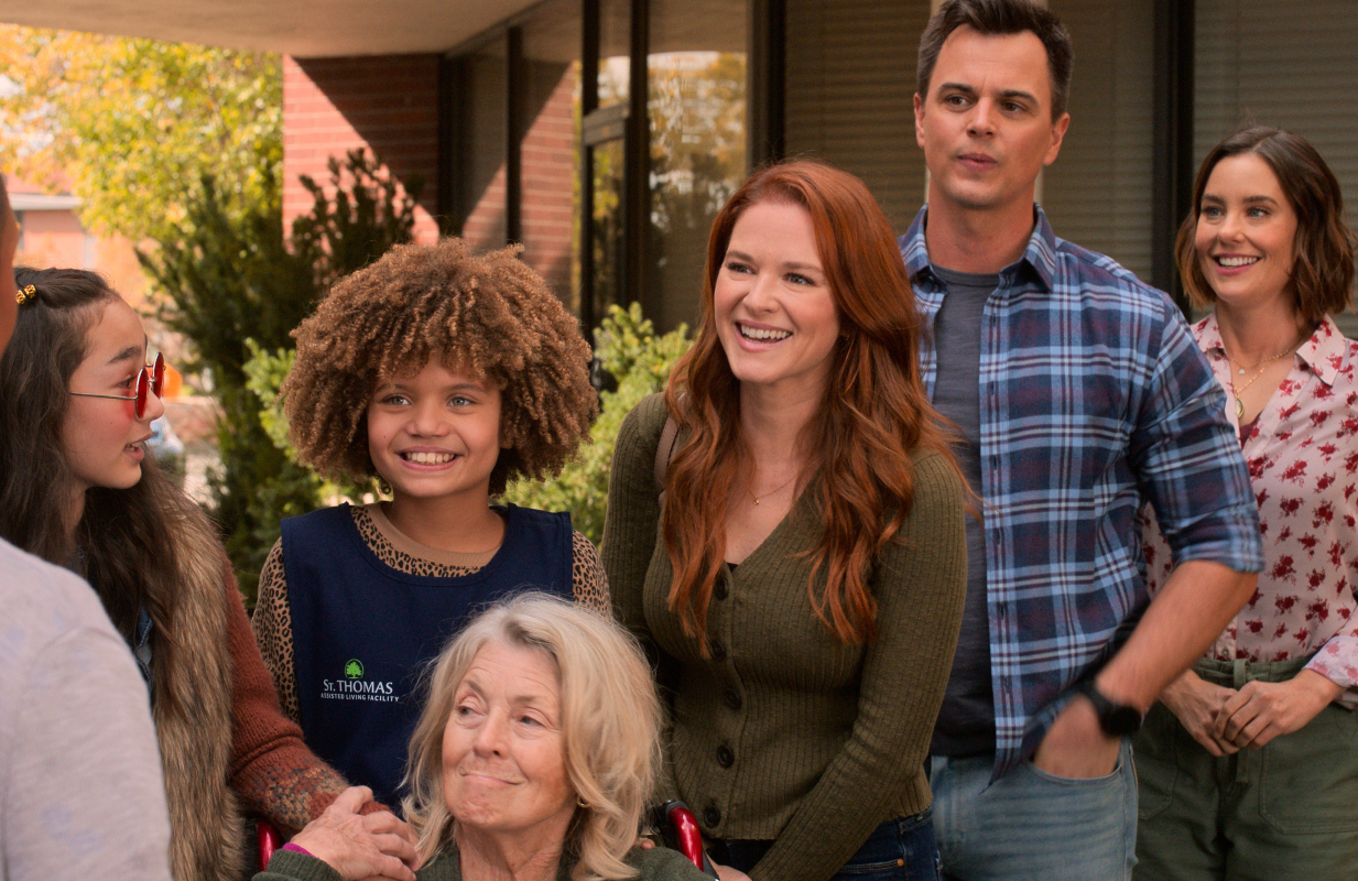 Liliana Inouye, Carsyn Rose, Sarah Drew, Darin Brooks and Ashley Williams in Amber Brown. (Photo: Apple TV+)