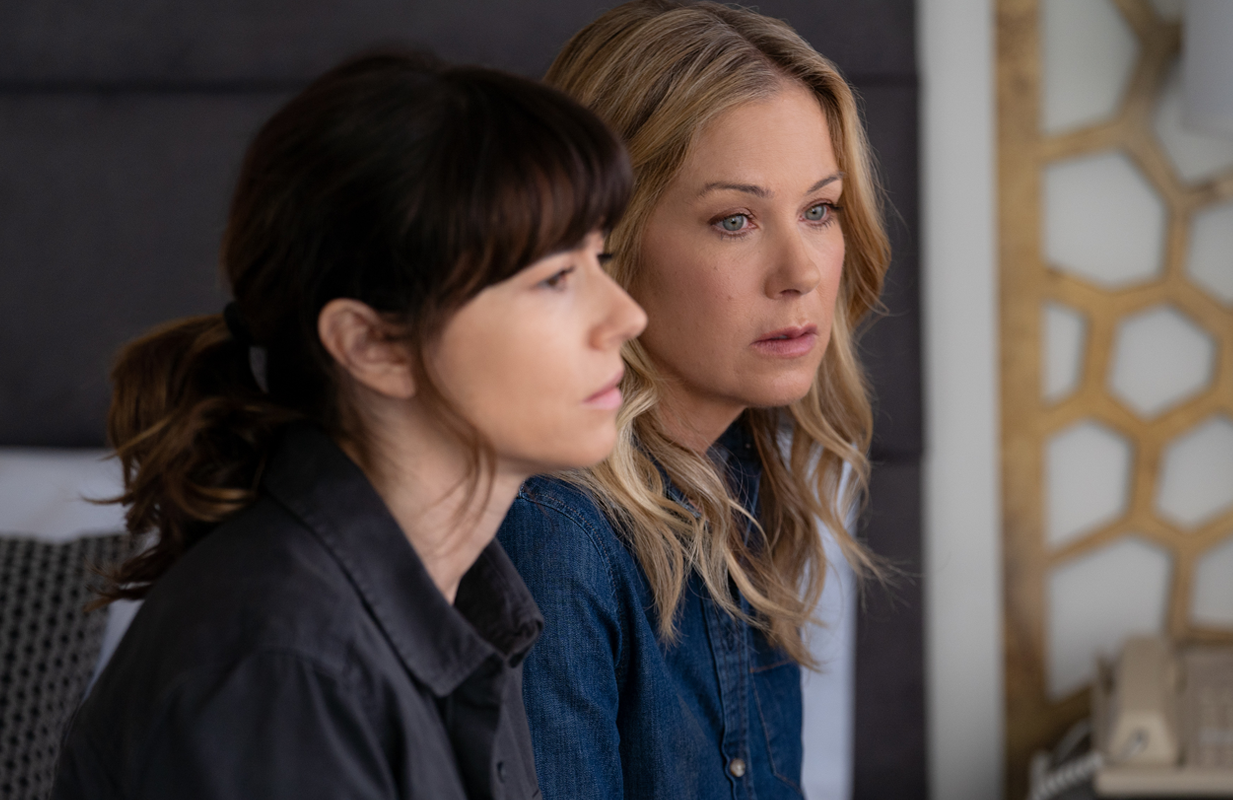 Linda Cardellini and Christina Applegate in Dead to Me. (Photo: Netflix)