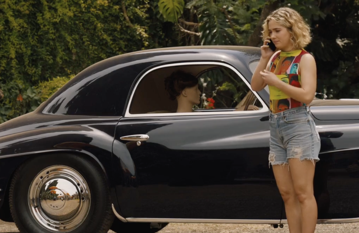 Haley Lu Richardson and friend in The White Lotus (Photo: HBO)