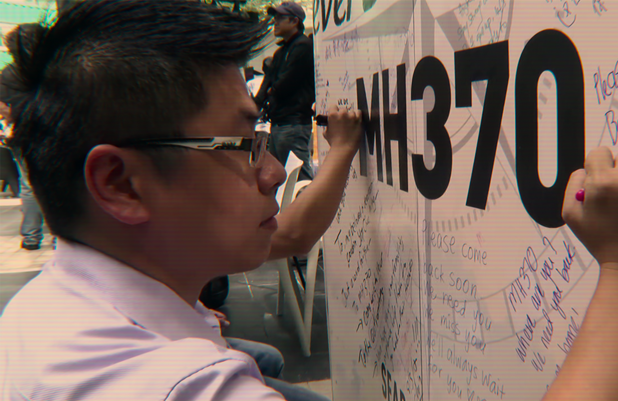 A man pays tribute to the victims of Malaysia Airlines Flight 370. (Photo: Netflix)