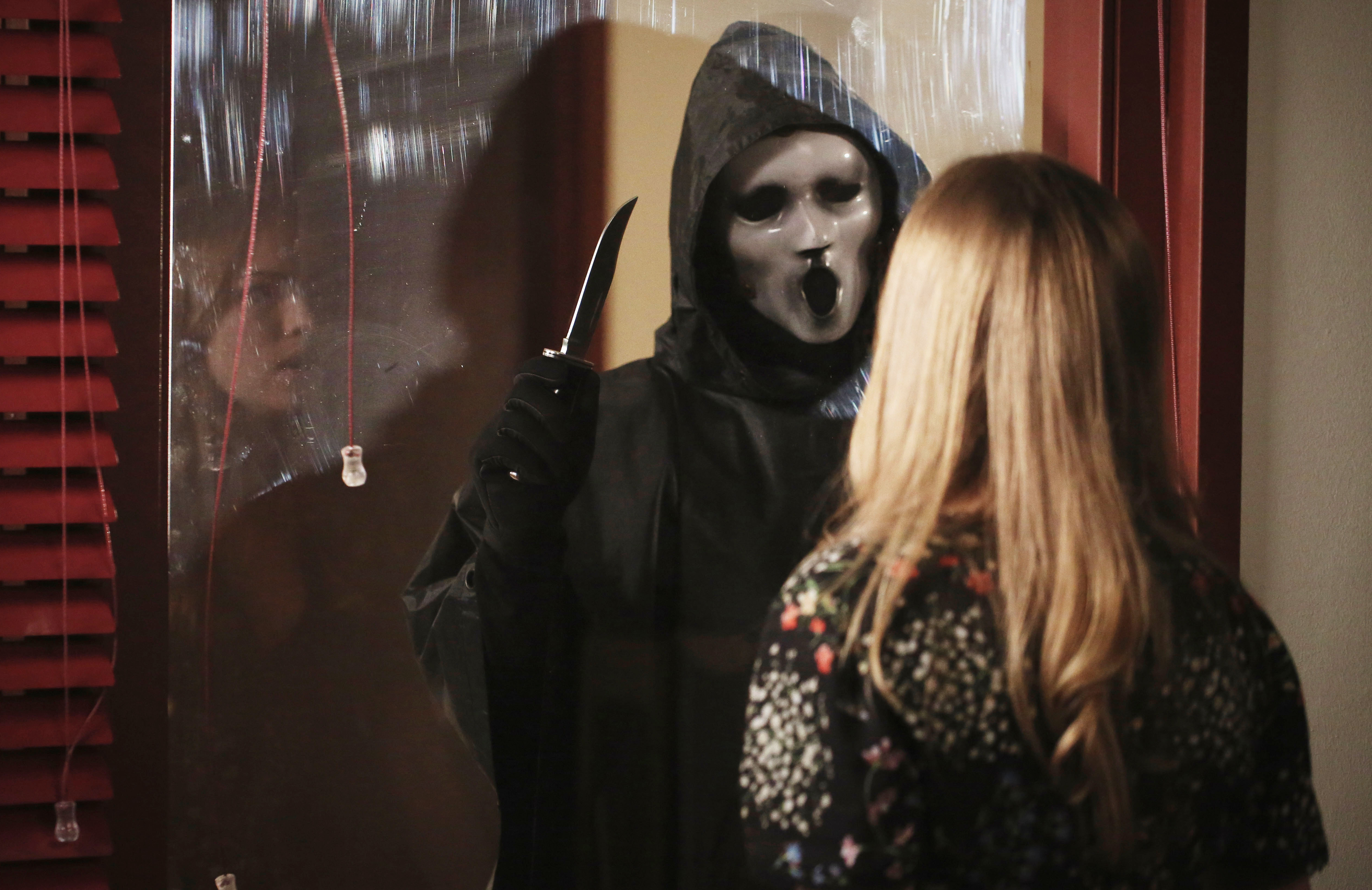 Ghostface and Emma (Willa Fitzgerald) in Scream (Photo: Eliza Morse/Everett Collection)