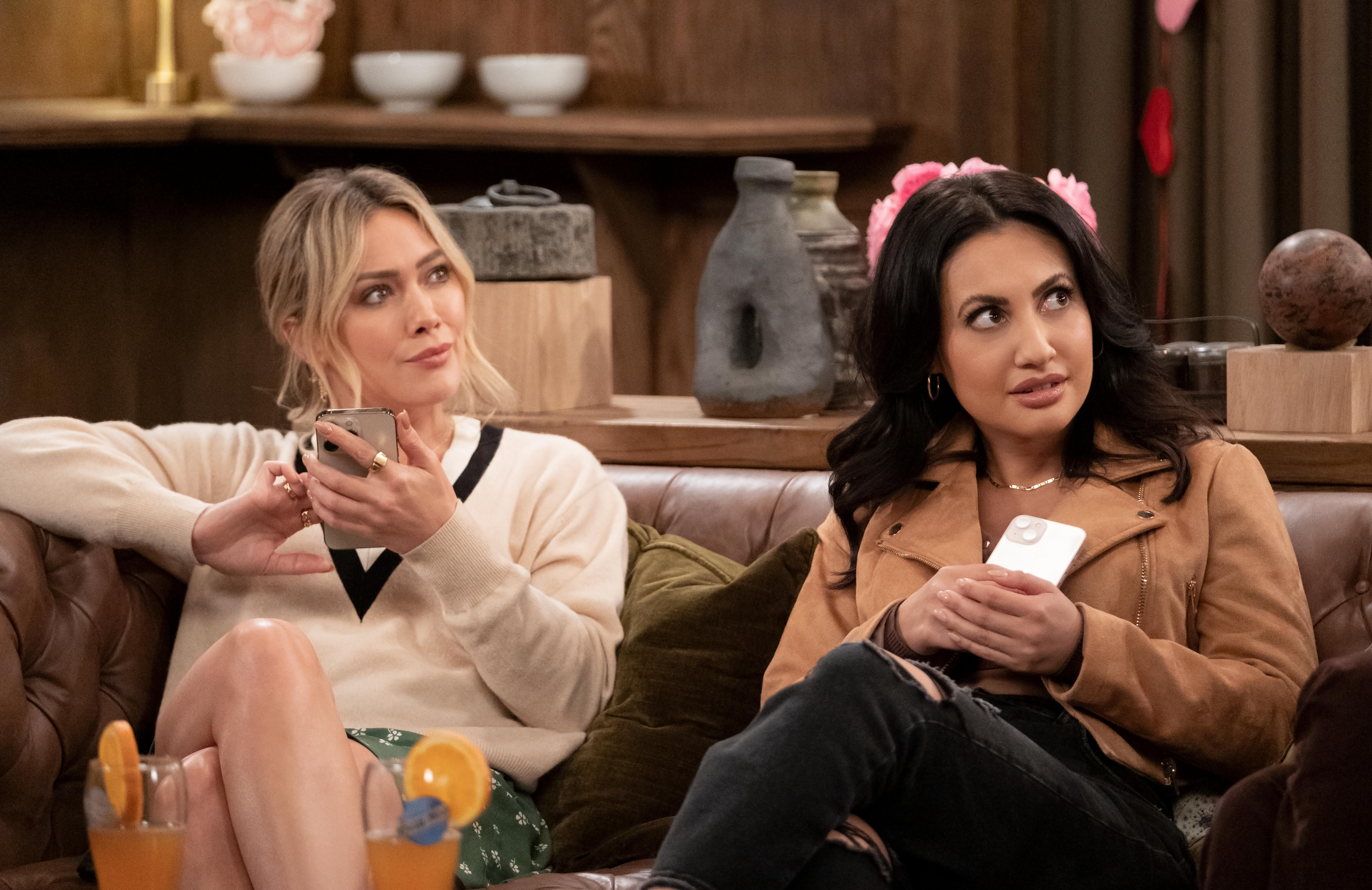 Sophie (Hilary Duff) and Valentina (Francia Raisa) in How I Met Your Father (Photo: Hulu)