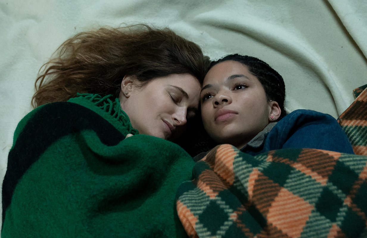 Kathryn Hahn and Tanzyn Crawford in Tiny Beautiful Things (Photo: Jessica Brooks/Hulu)