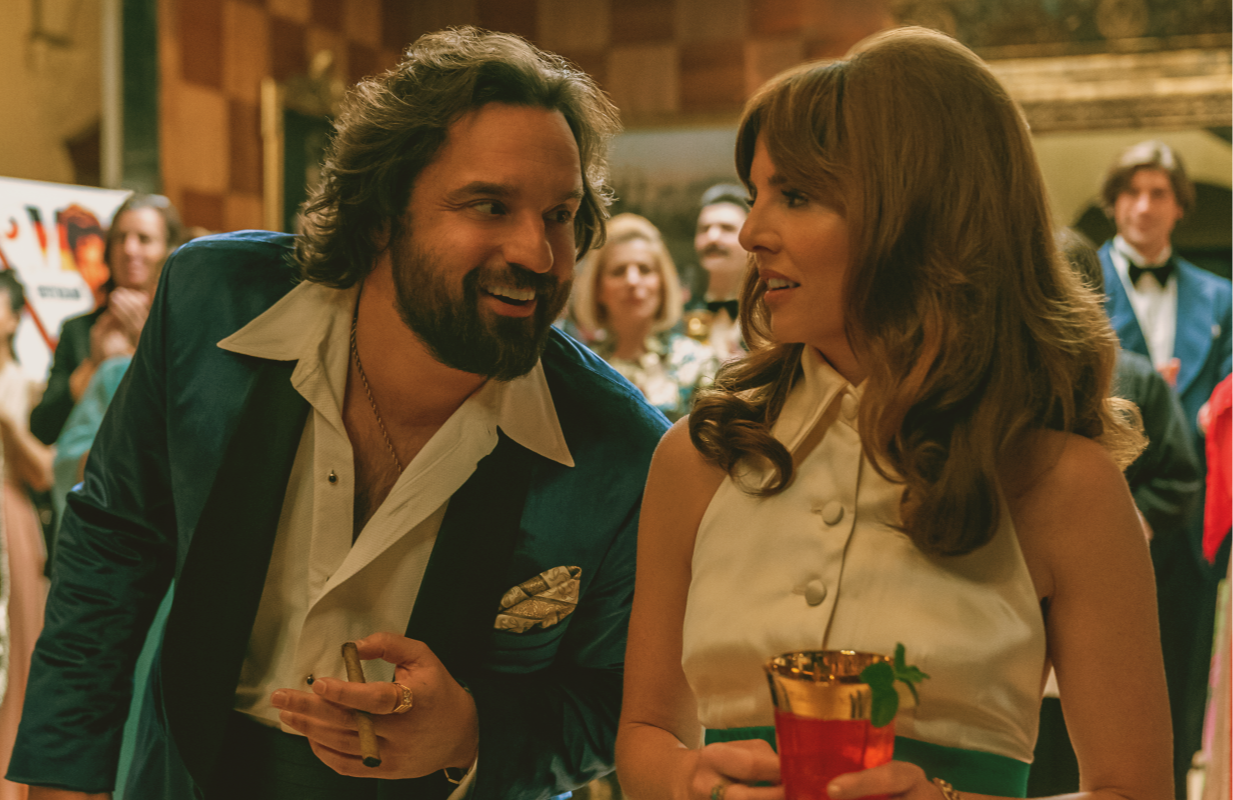 Dad (Jake Johnson as Doug) and Mom (Ophelia Lovibond as Joyce) are fighting again in Minx Season 2. (Photo: Starz)