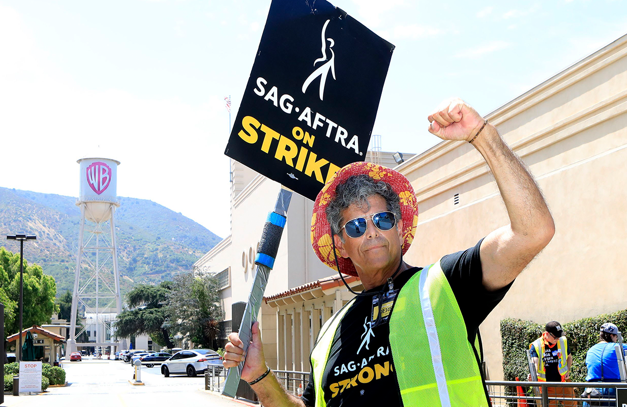 SAG-AFTRA pickets on the WB lot (Photo: Priscilla Grant/Everett Collection)