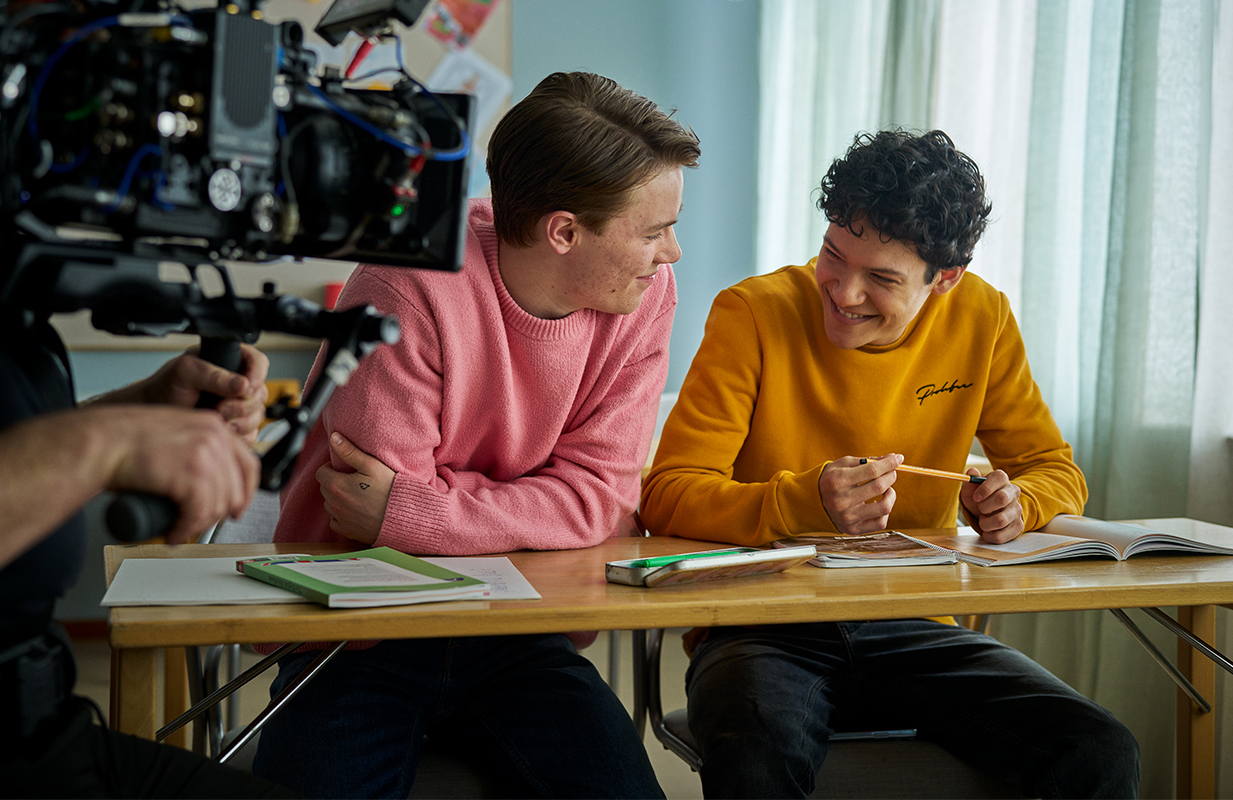 Edvin Ryberg and Omar Rudberg behind the scenes of Young Royals (Photo: Netflix)