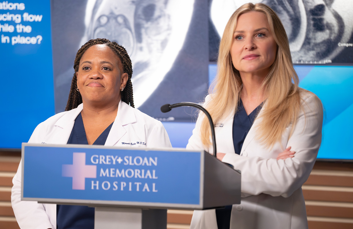 Chandra Wilson and Jessica Capshaw in Grey's Anatomy (Photo: ABC)