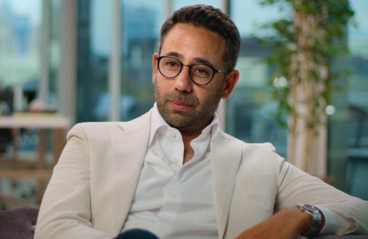 Daniel Daggers in Buying London (Photo: Netflix)