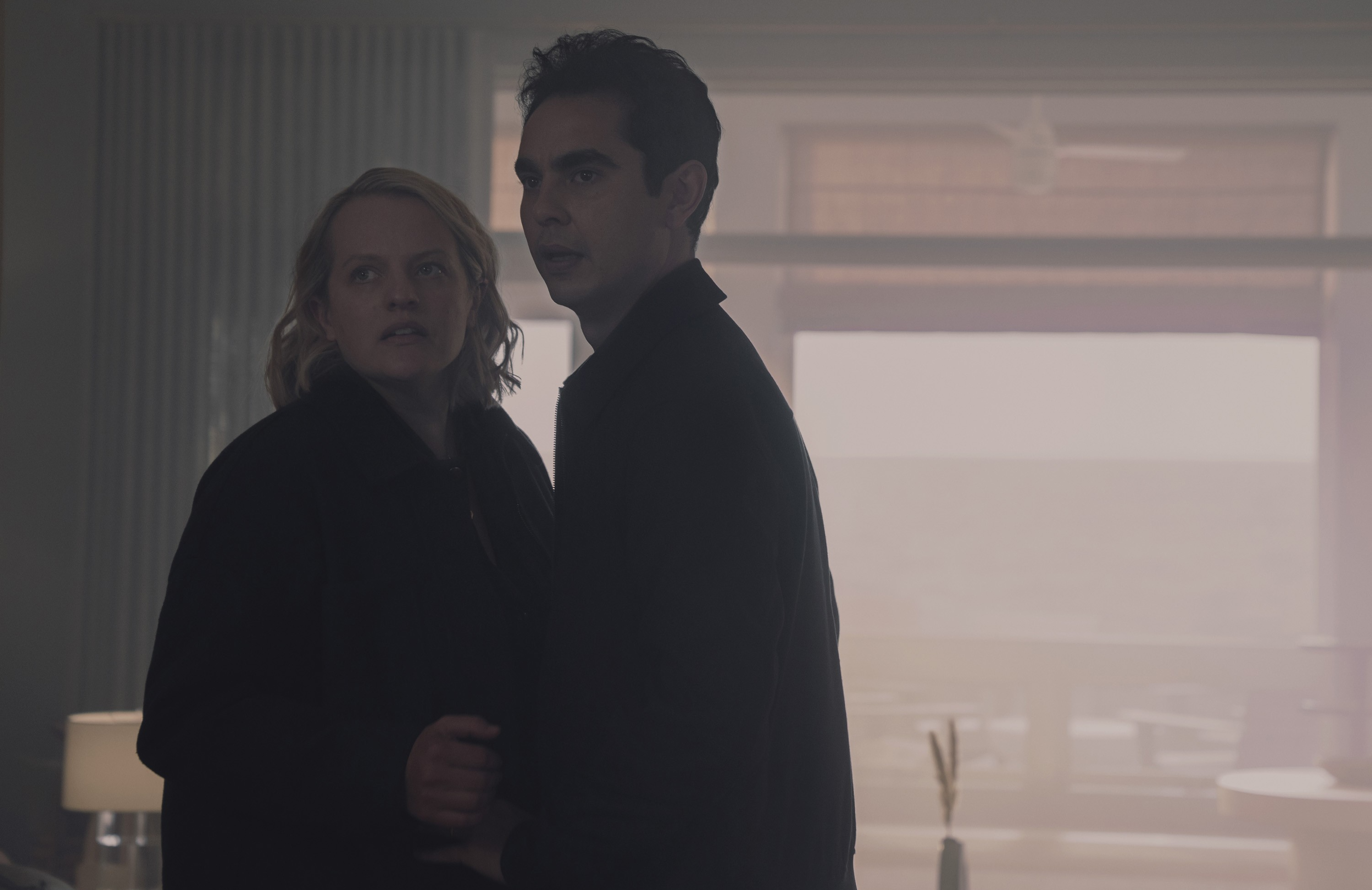 THE HANDMAID'S TALE, from left: Elisabeth Moss, Max Minghella, 'Surprise', (Season 6, Episode 606, aired April 29, 2025). photo: Steve Wilkie / ©Hulu/Disney/ Courtesy Everett Collection