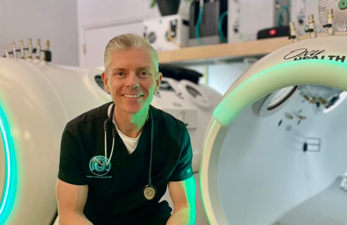 Dr. Walter Foxcroft, a physical therapist at his hyperbaric facility (Image via Facebook/@Havasu Health and Hyperbarics)