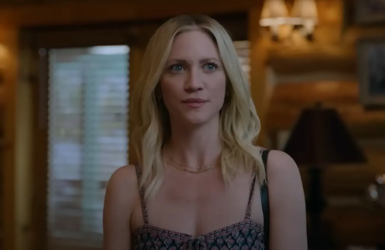 Sophie O'Neil in The Hunting Wives (Image via YouTube/@Lionsgate)