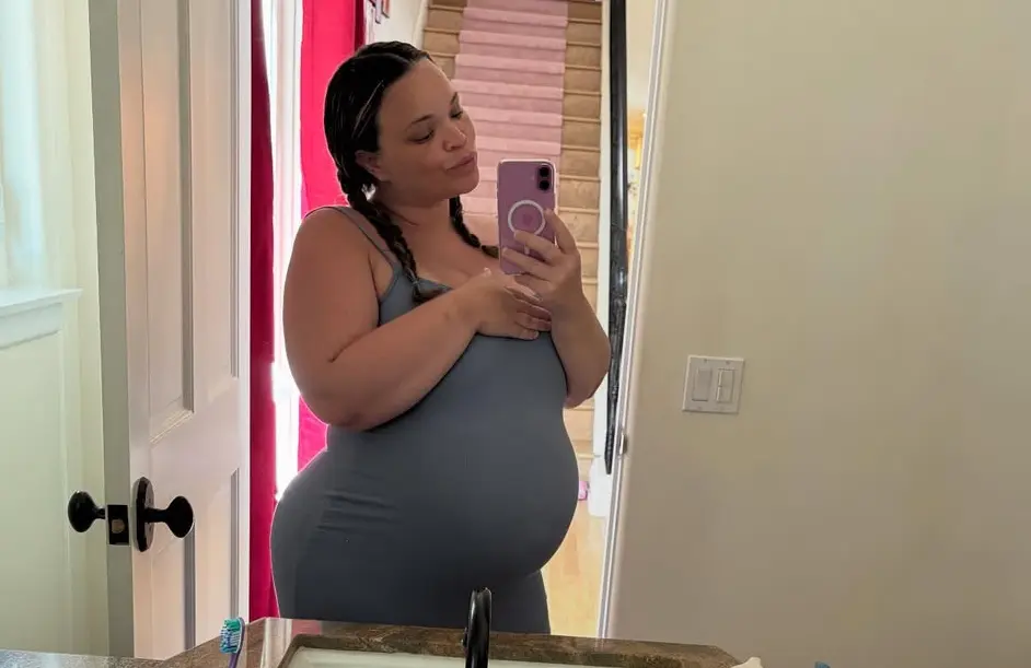 Trisha Paytas taking a mirror selfie (Image via Insatgram/@trishapaytas)
