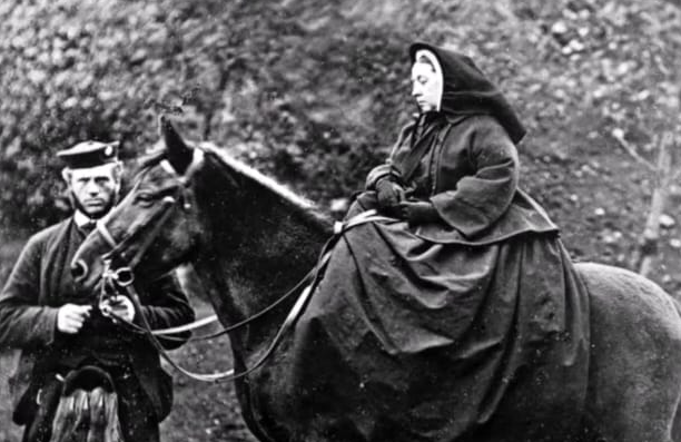 Queen Victoria and John Brown (Image via Insatgram/@PhoenixHistory)