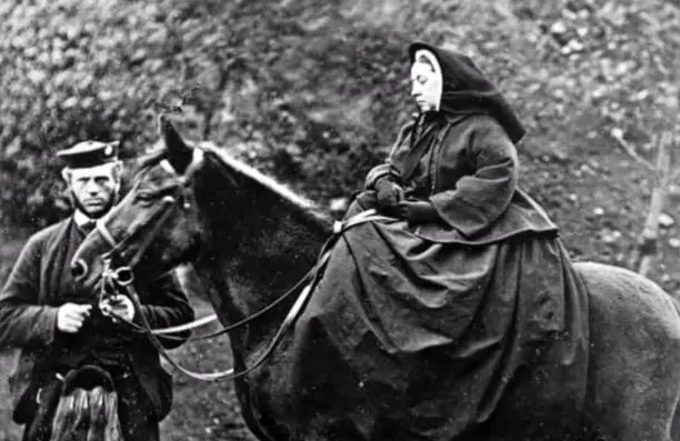 Queen Victoria and John Brown (Image via Insatgram/@PhoenixHistory)