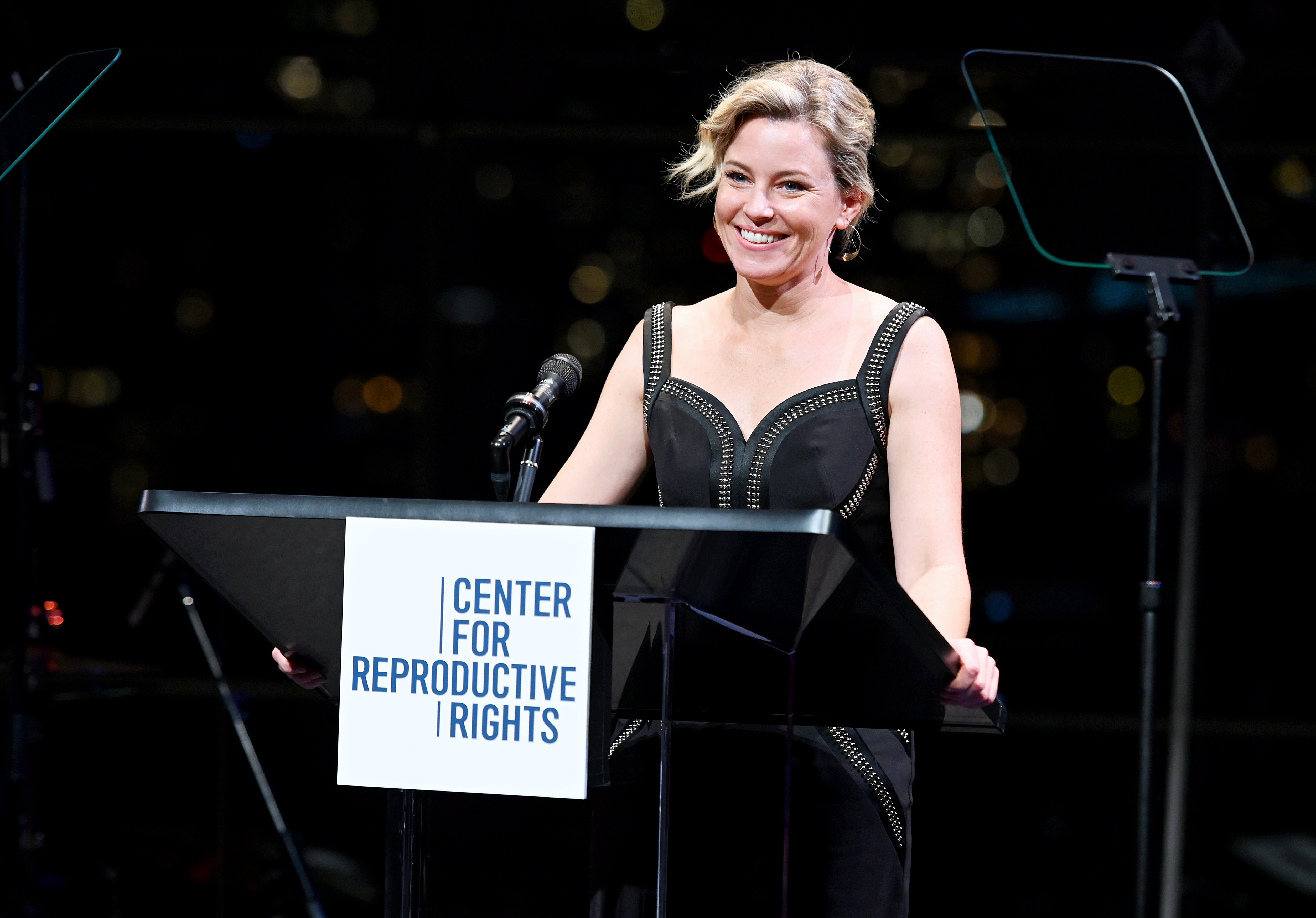 Press Your Luck host Elizabeth Banks (Image via Getty)