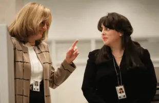 Sarah Paulson as Linda Tripp and Beanie Feldstein as Monica Lewinsky in Impeachment: American Crime Story: Impeachment. (Photo Tina Thorpe / FX)