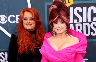 Naomi Judd with her daughter Wynonna at the 2022 CMT Music Awards (Photo: CMT)