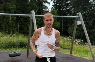 Justin Bieber posing for a picture (Image via Insatgram/@lilbieber)