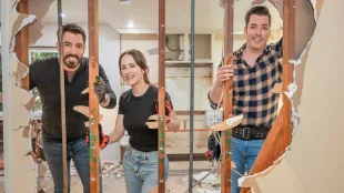 Andrew Scott, Rachel Brosnahan and Jonathan Scott in Celebrity IOU (Image via Instagram @propertybrothers)