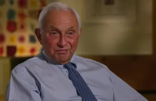 Les Wexner, Academy Class of 1990 interview (Image via YouTube/@AcademyofAchievementOrg)