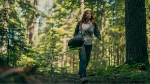 Ezra Franky as Lucy Cook in Untamed. Photo: ©Netflix / Courtesy Netflix