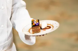 Hazelnut & Chocolate Mousse Cake and Creme Fraiche Ice Cream served during a State Dinner at the White House in 2023 (Image via Getty)
