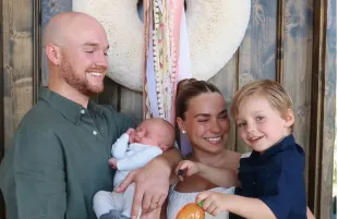 Emilie and Brady Kiser with their children (Image via Instagram/@emiliekiser)
