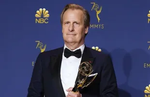 Jeff Daniels posing for a picture (Image via Insatgram/@jeffdanielsofficial)