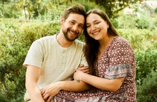 Influencer Hannah Carnat‑Gronnerud mourns sudden loss of her fiancé  Ian de Metz just weeks before their big day.