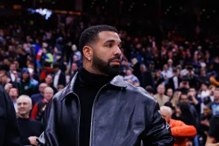 https://media.gettyimages.com/id/2194115351/photo/toronto-canada-rapper-drake-leaves-the-court-following-the-nba-game-between-the-toronto.jpg?b=1&s=612x612&w=0&k=20&c=r1gIEvOSAkobU_fjc39WDUbDhyicI0wxxxQLLAzhtN4=