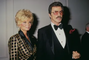 American actress Loni Anderson and American actor Burt Reynolds (1936-2018) attend the Friars Club of California's 8th Annual Lifetime Achievement Award Salute to Liza Minnelli, held at the Century Plaza Hotel in Los Angeles, California, 5th April 1987.  (Photo by Vinnie Zuffante/Getty Images)