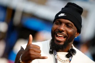 Dez Bryant is in the news for his online feud with Nicki Minaj (Image via Sean Gardner/Getty Images)